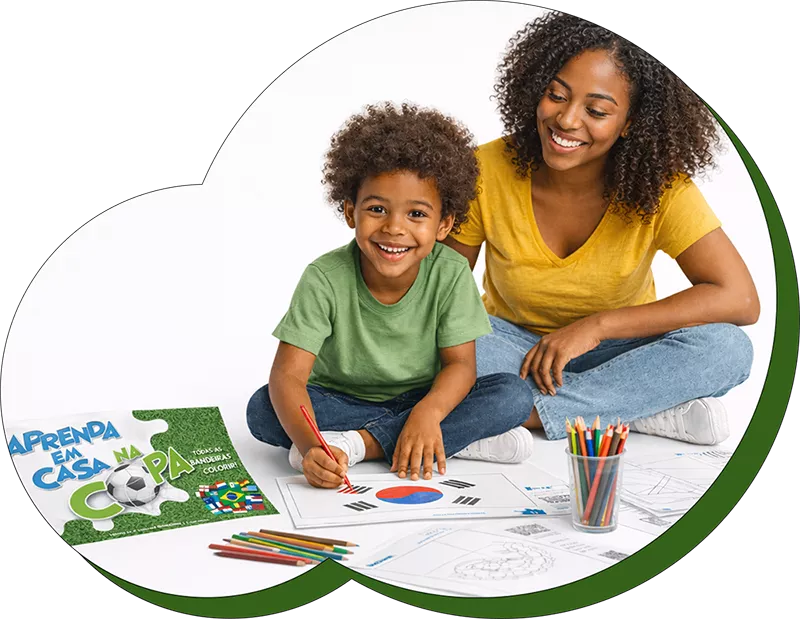 Mãe e criança negros brincando com o ebook Aprenda em Casa na Copa